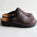 Mørkebrun Men's Classic Leather Clogs - Side Profile Studio