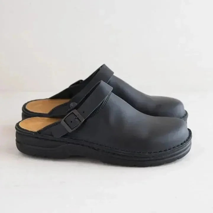 Sort Men's Classic Leather Clogs — Connor Buckle-Strap Slip-On Cushioned - Side Profile Studio Black