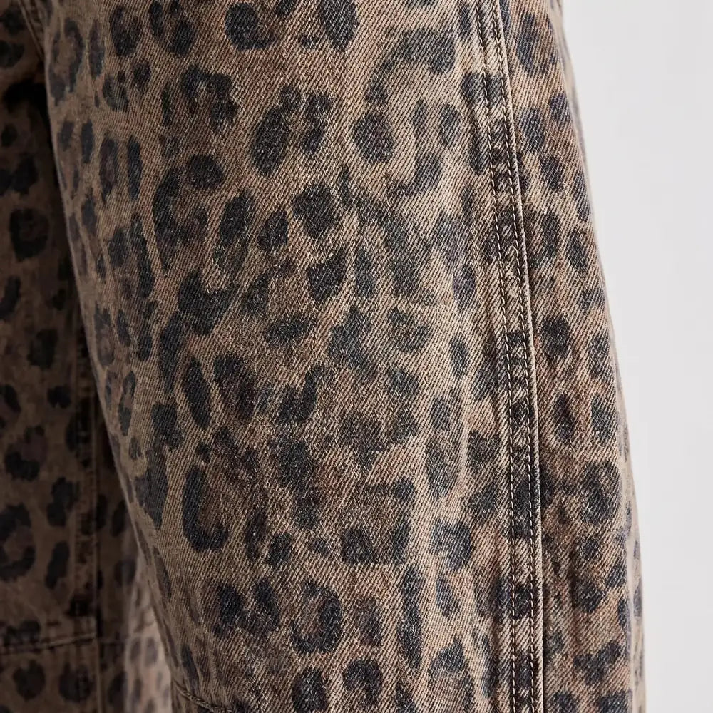 Leopard Women's Leopard Barrel Jeans — Madeline Relaxed Mid-Rise Pockets - Fabric Detail